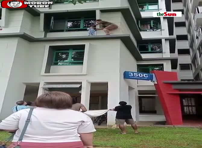 Video :A bystander rescues a toddler who is stuck on the third story